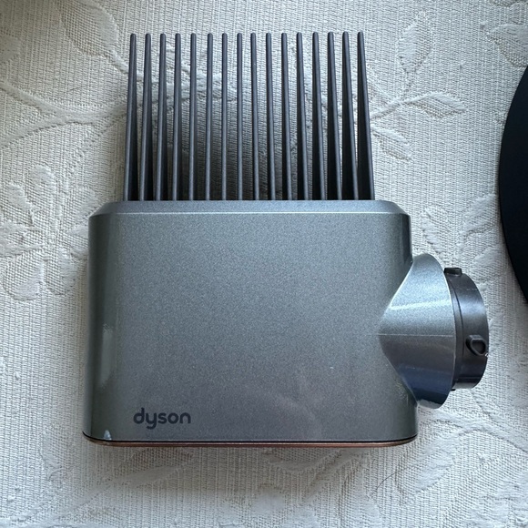 BRAND NEW Dyson Airwrap (Complete/Long Nickel & Copper) BONUS WIDE
TOOTH COMB - Picture 3 of 8